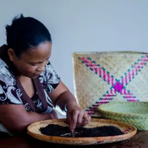 Notre histoire 4 Tri des épices à la main à Madagascar – modèle direct producteur sans intermédiaire – My Spices Land